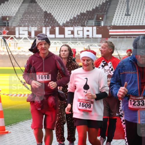 07.12.2025 - St. Pauli X-Mass-Run No. 15 Luisa Fischer http://msf.ph/oto/9380340 07.12.2025 11:13:10 Ziel 15, 1610, 15, 1609, 5, 1233, 46, 218, 489, 494, 597, 605, 663, 671, 681, 682, 683, 684, 718, 836, 839, 888, 919, 1142, 1175, 1178, 1261, 1420, 1422, 1423, 1609, 1610, 1703, 2858, 3167, 4794, 4795, 4796, 4802, 4804 meine-sportfotos.de