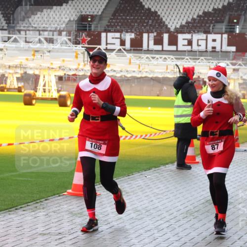 07.12.2025 - St. Pauli X-Mass-Run No. 15 Luisa Fischer http://msf.ph/oto/9380343 07.12.2025 10:40:17 Ziel 108, 87, 2754, 174, 87, 108, 538, 580, 827, 981, 1604, 1748, 1749, 1796, 1889, 2354, 2420, 2588, 2754, 3118, 3240, 3242, 3796, 3797, 4207, 4211 meine-sportfotos.de