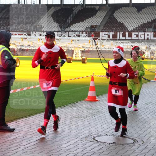 07.12.2025 - St. Pauli X-Mass-Run No. 15 Luisa Fischer http://msf.ph/oto/9380352 07.12.2025 10:40:18 Ziel 108, 87, 1749, 32, 87, 108, 538, 580, 827, 981, 1604, 1748, 1749, 1796, 1889, 2354, 2420, 2588, 2754, 3118, 3240, 3242, 3796, 3797, 4207, 4211, 4874, 4878 meine-sportfotos.de
