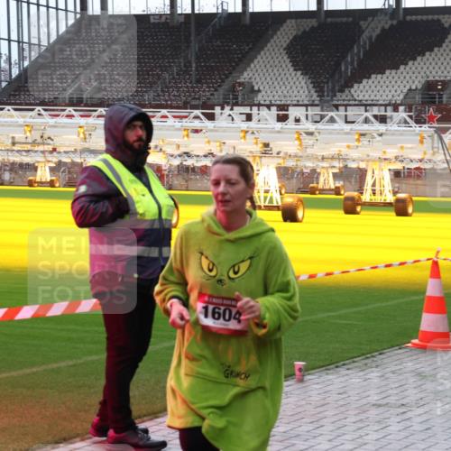 07.12.2025 - St. Pauli X-Mass-Run No. 15 Luisa Fischer http://msf.ph/oto/9380365 07.12.2025 10:40:21 Ziel 1604, 87, 108, 230, 538, 580, 827, 981, 1604, 1748, 1749, 1796, 2354, 2420, 2588, 2754, 3118, 3240, 3242, 3796, 3797, 4207, 4211, 4874, 4878 meine-sportfotos.de