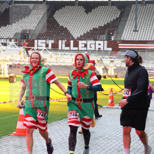 07.12.2025 - St. Pauli X-Mass-Run No. 15 Luisa Fischer http://msf.ph/oto/9380369 07.12.2025 10:40:21 Ziel 1749, 1748, 3242, 3, 87, 108, 230, 538, 580, 827, 981, 1604, 1748, 1749, 1796, 2354, 2420, 2588, 2754, 3118, 3240, 3242, 3796, 3797, 4207, 4211, 4874, 4878 meine-sportfotos.de