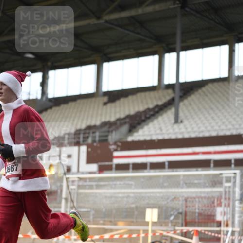 07.12.2025 - St. Pauli X-Mass-Run No. 15 Patografie http://msf.ph/oto/9380371 07.12.2025 10:17:00 Ziel 1620, 1762, 1989, 1997, 2694, 3229, 3987 meine-sportfotos.de