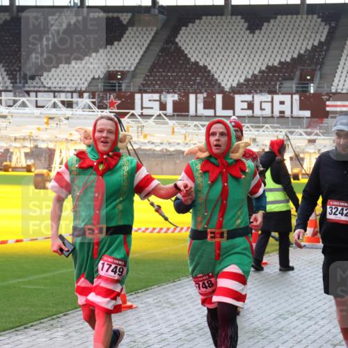07.12.2025 - St. Pauli X-Mass-Run No. 15 Luisa Fischer http://msf.ph/oto/9380373 07.12.2025 10:40:22 Ziel 5, 1749, 748, 3242, 87, 108, 230, 538, 580, 827, 981, 1604, 1748, 1749, 1796, 2354, 2420, 2588, 2754, 3118, 3240, 3242, 3796, 3797, 4207, 4211, 4874, 4878 meine-sportfotos.de