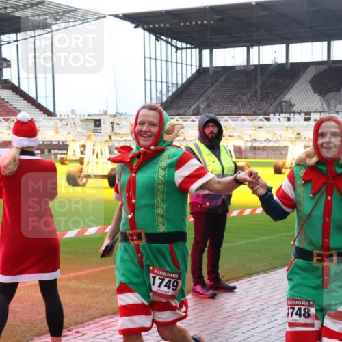 07.12.2025 - St. Pauli X-Mass-Run No. 15 Luisa Fischer http://msf.ph/oto/9380385 07.12.2025 10:40:23 Ziel 15, 1749, 15, 748, 87, 108, 230, 538, 580, 827, 1604, 1748, 1749, 2354, 2420, 2588, 2754, 3118, 3240, 3242, 3796, 3797, 4207, 4211, 4874, 4878 meine-sportfotos.de