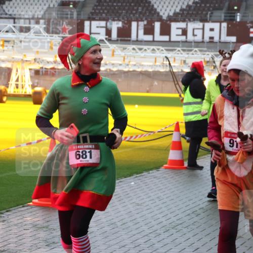 07.12.2025 - St. Pauli X-Mass-Run No. 15 Luisa Fischer http://msf.ph/oto/9380394 07.12.2025 11:13:32 Ziel 15, 681, 91, 1175, 17, 22, 47, 494, 681, 683, 684, 919, 1022, 1175, 1178, 1338, 1341, 1420, 1422, 1645, 1646, 1647, 1664, 1703, 2125, 3167, 4794, 4795, 4796, 4802, 4804 meine-sportfotos.de
