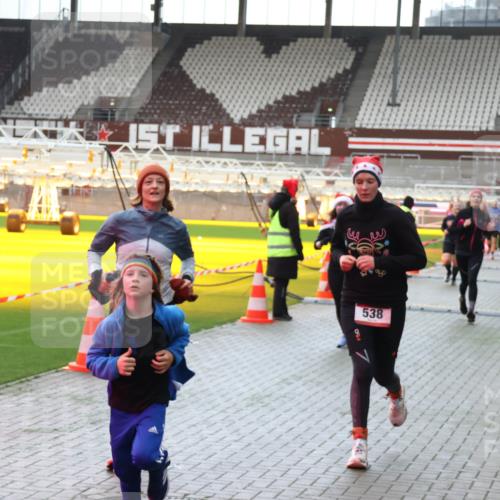 07.12.2025 - St. Pauli X-Mass-Run No. 15 Luisa Fischer http://msf.ph/oto/9380404 07.12.2025 10:40:31 Ziel 538, 87, 108, 230, 538, 580, 731, 735, 827, 1604, 1748, 1749, 2169, 2588, 2754, 3161, 3164, 3796, 3797, 4207, 4211, 4874, 4878 meine-sportfotos.de