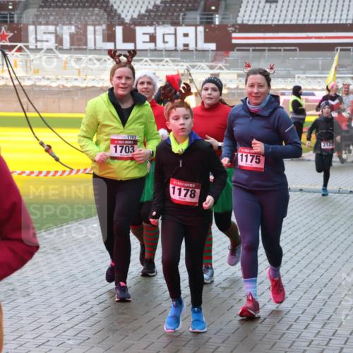 07.12.2025 - St. Pauli X-Mass-Run No. 15 Luisa Fischer http://msf.ph/oto/9380411 07.12.2025 11:13:34 Ziel 1703, 1703, 5, 1178, 1175, 2129, 17, 22, 47, 494, 585, 681, 683, 684, 919, 1022, 1175, 1178, 1338, 1341, 1420, 1422, 1645, 1646, 1647, 1664, 1703, 2125, 2773, 3167, 4794, 4795, 4796, 4802, 4804 meine-sportfotos.de