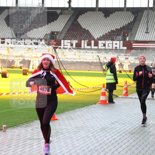 07.12.2025 - St. Pauli X-Mass-Run No. 15 Luisa Fischer http://msf.ph/oto/9380425 07.12.2025 10:40:34 Ziel 1, 5, 4878, 230, 87, 108, 230, 538, 580, 731, 735, 827, 1604, 1748, 1749, 2169, 2588, 2754, 3161, 3164, 3796, 3797, 4874, 4878 meine-sportfotos.de