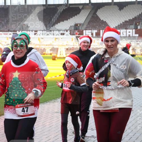 07.12.2025 - St. Pauli X-Mass-Run No. 15 Luisa Fischer http://msf.ph/oto/9380453 07.12.2025 11:13:49 Ziel 1926, 15, 47, 16, 17, 22, 47, 585, 681, 683, 684, 919, 1022, 1111, 1114, 1175, 1178, 1338, 1341, 1645, 1646, 1647, 1664, 1703, 2125, 2773 meine-sportfotos.de