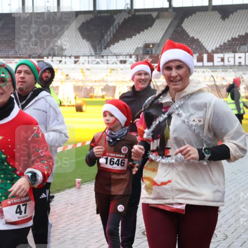 07.12.2025 - St. Pauli X-Mass-Run No. 15 Luisa Fischer http://msf.ph/oto/9380455 07.12.2025 11:13:49 Ziel 1646, 47, 1, 17, 22, 47, 585, 681, 683, 684, 919, 1022, 1111, 1114, 1175, 1178, 1338, 1341, 1645, 1646, 1647, 1664, 1703, 2125, 2773 meine-sportfotos.de