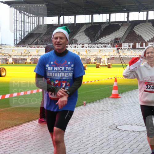 07.12.2025 - St. Pauli X-Mass-Run No. 15 Luisa Fischer http://msf.ph/oto/9380486 07.12.2025 10:40:46 Ziel 3244, 87, 108, 230, 284, 406, 538, 580, 731, 735, 827, 1457, 1604, 1748, 1749, 2169, 2594, 2754, 2916, 3161, 3164, 3244, 3407, 3408, 3796, 3797, 4041, 4304, 4874, 4878 meine-sportfotos.de