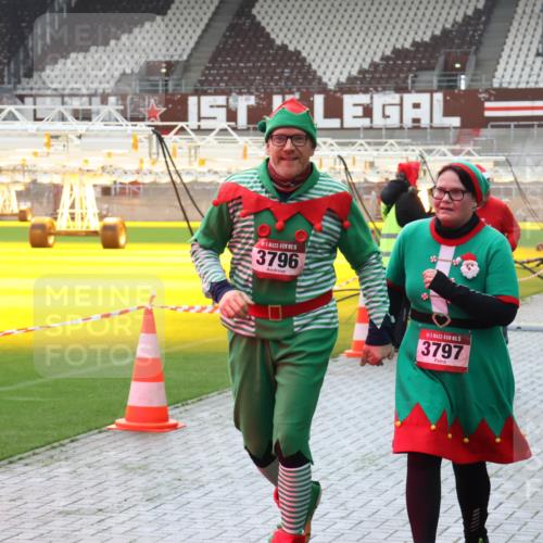 07.12.2025 - St. Pauli X-Mass-Run No. 15 Luisa Fischer http://msf.ph/oto/9380518 07.12.2025 10:40:56 Ziel 5, 3796, 15, 3797, 1457, 230, 284, 406, 538, 580, 731, 735, 1457, 2169, 2555, 2559, 2594, 2916, 3161, 3164, 3244, 3407, 3408, 3796, 3797, 4041, 4304, 4856, 4874, 4878 meine-sportfotos.de