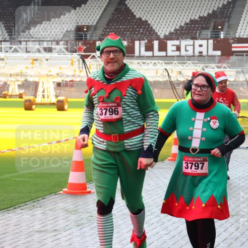 07.12.2025 - St. Pauli X-Mass-Run No. 15 Luisa Fischer http://msf.ph/oto/9380520 07.12.2025 10:40:56 Ziel 15, 3796, 15, 3797, 1457, 230, 284, 406, 538, 580, 731, 735, 1457, 2169, 2555, 2559, 2594, 2916, 3161, 3164, 3244, 3407, 3408, 3796, 3797, 4041, 4304, 4856, 4874, 4878 meine-sportfotos.de