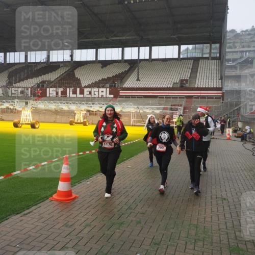 07.12.2025 - St. Pauli X-Mass-Run No. 15 Fabian Wolf http://msf.ph/oto/9380522 07.12.2025 10:08:54 Ziel 19, 390, 707, 786, 789, 947, 1002, 1031, 1176, 1570, 2126, 2521, 3212, 3300, 3332, 3335, 3484, 3671, 3891, 3904, 3907, 4066, 4067, 4068 meine-sportfotos.de