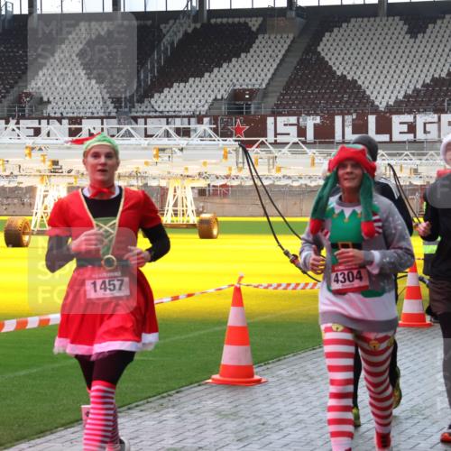 07.12.2025 - St. Pauli X-Mass-Run No. 15 Luisa Fischer http://msf.ph/oto/9380541 07.12.2025 10:41:03 Ziel 1457, 4304, 284, 2559, 230, 284, 288, 406, 538, 580, 731, 735, 1457, 2169, 2555, 2559, 2594, 2916, 3161, 3164, 3244, 3264, 3265, 3407, 3408, 3796, 3797, 4041, 4304, 4856, 4871, 4874, 4878 meine-sportfotos.de