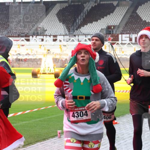 07.12.2025 - St. Pauli X-Mass-Run No. 15 Luisa Fischer http://msf.ph/oto/9380550 07.12.2025 10:41:04 Ziel 15, 1457, 1, 4304, 406, 284, 230, 284, 288, 406, 538, 580, 731, 735, 1457, 2169, 2555, 2559, 2594, 2916, 3161, 3164, 3244, 3264, 3265, 3407, 3408, 3796, 3797, 4041, 4304, 4856, 4871, 4874, 4878 meine-sportfotos.de