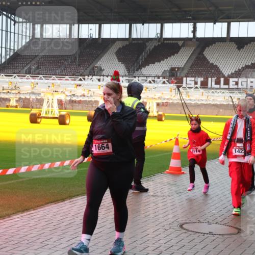 07.12.2025 - St. Pauli X-Mass-Run No. 15 Luisa Fischer http://msf.ph/oto/9380555 07.12.2025 11:14:10 Ziel 1664, 1, 1114, 1423, 1341, 1338, 274, 375, 425, 475, 585, 708, 1111, 1114, 1338, 1341, 1664, 2125, 2773 meine-sportfotos.de