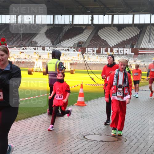07.12.2025 - St. Pauli X-Mass-Run No. 15 Luisa Fischer http://msf.ph/oto/9380560 07.12.2025 11:14:10 Ziel 15, 1664, 1114, 423, 1341, 1338, 274, 375, 425, 475, 585, 708, 1111, 1114, 1338, 1341, 1664, 2125, 2773 meine-sportfotos.de