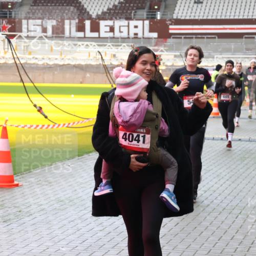 07.12.2025 - St. Pauli X-Mass-Run No. 15 Luisa Fischer http://msf.ph/oto/9380585 07.12.2025 10:41:24 Ziel 15, 4041, 54, 449, 284, 288, 406, 449, 545, 575, 952, 1153, 1457, 2330, 2331, 2555, 2559, 2594, 3047, 3244, 3264, 3265, 3407, 3408, 3951, 4041, 4304, 4617, 4773, 4856, 4871 meine-sportfotos.de