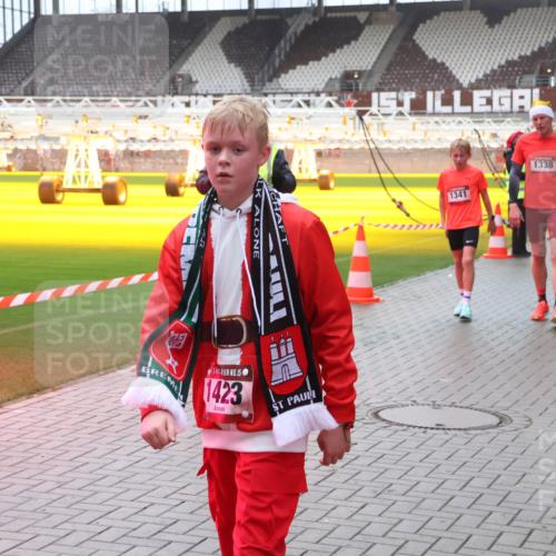 07.12.2025 - St. Pauli X-Mass-Run No. 15 Luisa Fischer http://msf.ph/oto/9380586 07.12.2025 11:14:14 Ziel 111, 15, 1423, 1341, 1338, 274, 375, 425, 475, 585, 708, 1111, 1114, 1338, 1341, 1664, 2125, 2773 meine-sportfotos.de