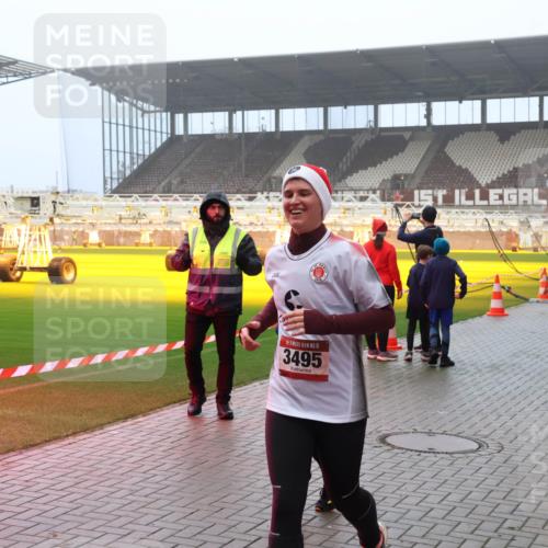 07.12.2025 - St. Pauli X-Mass-Run No. 15 Luisa Fischer http://msf.ph/oto/9380606 07.12.2025 10:09:02 Ziel 15, 3495, 3759, 390, 707, 786, 789, 947, 1002, 1031, 1176, 2247, 2248, 2521, 2650, 2691, 2692, 2746, 3212, 3332, 3335, 3484, 3495, 3671, 3759, 3904, 3907, 4205, 4232, 4234, 4451 meine-sportfotos.de