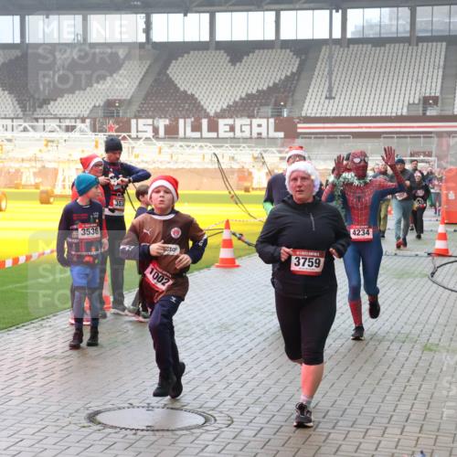 07.12.2025 - St. Pauli X-Mass-Run No. 15 Luisa Fischer http://msf.ph/oto/9380610 07.12.2025 10:09:07 Ziel 3536, 353, 1002, 3759, 4234, 707, 19, 390, 707, 786, 789, 947, 1002, 1031, 1176, 1570, 2126, 2247, 2248, 2521, 2650, 2746, 3212, 3300, 3332, 3335, 3484, 3495, 3671, 3759, 3891, 3904, 3907, 4066, 4067, 4068, 4205, 4232, 4234, 4451 meine-sportfotos.de