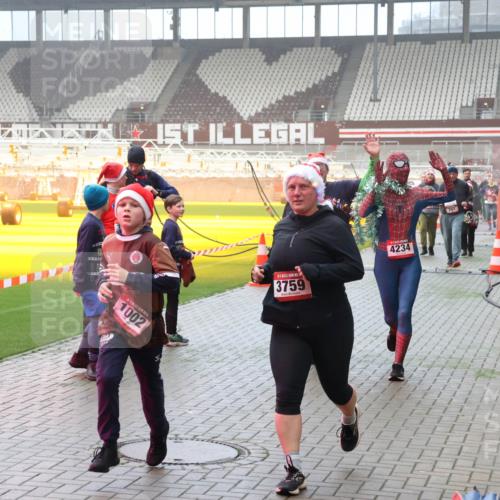 07.12.2025 - St. Pauli X-Mass-Run No. 15 Luisa Fischer http://msf.ph/oto/9380613 07.12.2025 10:09:07 Ziel 1002, 3759, 4234, 707, 19, 390, 707, 786, 789, 947, 1002, 1031, 1176, 1570, 2126, 2247, 2248, 2521, 2650, 2746, 3212, 3300, 3332, 3335, 3484, 3495, 3671, 3759, 3891, 3904, 3907, 4066, 4067, 4068, 4205, 4232, 4234, 4451 meine-sportfotos.de