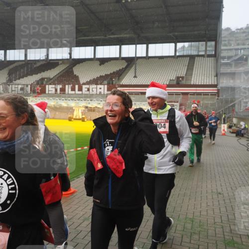07.12.2025 - St. Pauli X-Mass-Run No. 15 Fabian Wolf http://msf.ph/oto/9380616 07.12.2025 10:08:57 Ziel 19, 390, 707, 786, 789, 947, 1002, 1031, 1176, 1461, 1465, 1570, 1575, 1576, 2126, 2521, 3212, 3300, 3332, 3335, 3484, 3671, 3891, 3904, 3907, 4066, 4067, 4068 meine-sportfotos.de