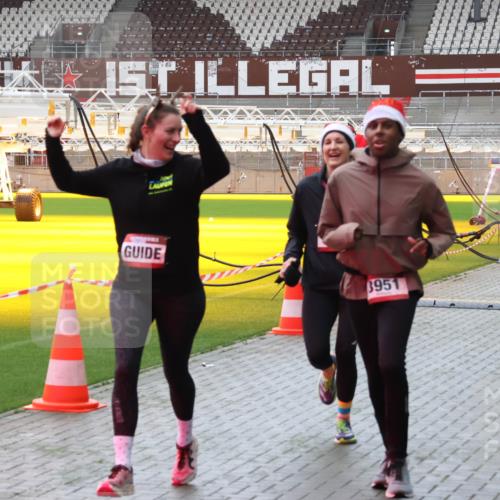 07.12.2025 - St. Pauli X-Mass-Run No. 15 Luisa Fischer http://msf.ph/oto/9380627 07.12.2025 10:41:31 Ziel 3951, 3265, 3047, 1153, 259, 284, 288, 406, 449, 545, 575, 952, 1153, 1457, 2330, 2331, 2507, 2555, 2559, 3047, 3264, 3265, 3951, 4304, 4617, 4773, 4856, 4871 meine-sportfotos.de