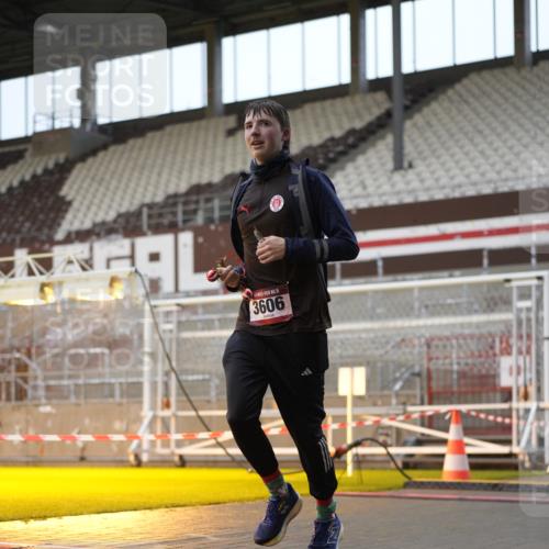 07.12.2025 - St. Pauli X-Mass-Run No. 15 Patografie http://msf.ph/oto/9380633 07.12.2025 10:18:10 Ziel 3606, 3608 meine-sportfotos.de