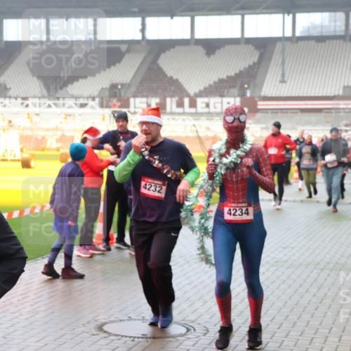 07.12.2025 - St. Pauli X-Mass-Run No. 15 Luisa Fischer http://msf.ph/oto/9380656 07.12.2025 10:09:09 Ziel 15, 59, 4232, 4234, 19, 390, 707, 786, 789, 947, 1002, 1031, 1176, 1461, 1465, 1570, 1575, 1576, 2126, 2247, 2248, 2521, 2650, 2746, 3212, 3300, 3332, 3335, 3484, 3495, 3671, 3759, 3891, 3904, 3907, 4066, 4067, 4068, 4205, 4232, 4234, 4451 meine-sportfotos.de