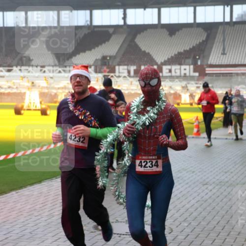 07.12.2025 - St. Pauli X-Mass-Run No. 15 Luisa Fischer http://msf.ph/oto/9380661 07.12.2025 10:09:09 Ziel 4232, 4234, 19, 390, 707, 786, 789, 947, 1002, 1031, 1176, 1461, 1465, 1570, 1575, 1576, 2126, 2247, 2248, 2521, 2650, 2746, 3212, 3300, 3332, 3335, 3484, 3495, 3671, 3759, 3891, 3904, 3907, 4066, 4067, 4068, 4205, 4232, 4234, 4451 meine-sportfotos.de
