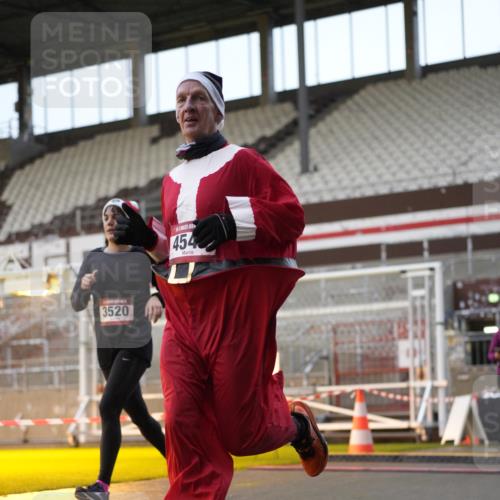 07.12.2025 - St. Pauli X-Mass-Run No. 15 Patografie http://msf.ph/oto/9380674 07.12.2025 10:18:23 Ziel 243, 264, 269, 2049, 3520, 3606, 3608, 4540 meine-sportfotos.de