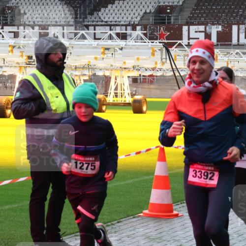 07.12.2025 - St. Pauli X-Mass-Run No. 15 Luisa Fischer http://msf.ph/oto/9380704 07.12.2025 10:41:54 Ziel 6709, 1275, 3392, 141, 259, 279, 322, 449, 545, 575, 952, 1153, 1275, 2288, 2330, 2331, 2507, 2563, 3047, 3392, 3951, 4617, 4773 meine-sportfotos.de