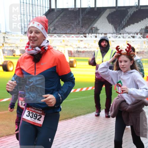 07.12.2025 - St. Pauli X-Mass-Run No. 15 Luisa Fischer http://msf.ph/oto/9380714 07.12.2025 10:41:55 Ziel 1, 12, 15, 3392, 7, 141, 259, 279, 322, 449, 545, 575, 952, 1153, 1275, 2288, 2330, 2331, 2507, 2563, 3047, 3392, 3951, 4617, 4773 meine-sportfotos.de