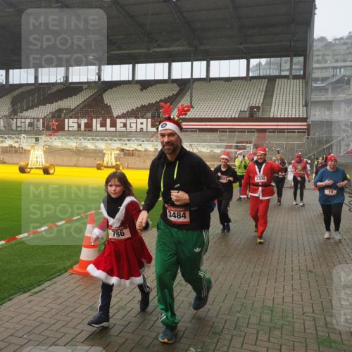 07.12.2025 - St. Pauli X-Mass-Run No. 15 Fabian Wolf http://msf.ph/oto/9380716 07.12.2025 10:08:59 Ziel 19, 390, 786, 789, 947, 1002, 1031, 1176, 1461, 1465, 1570, 1575, 1576, 2126, 2521, 3300, 3332, 3335, 3484, 3891, 3904, 3907, 4066, 4067, 4068 meine-sportfotos.de