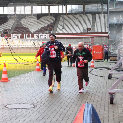 07.12.2025 - St. Pauli X-Mass-Run No. 15 Luisa Fischer http://msf.ph/oto/9380724 07.12.2025 11:15:14 Ziel 1807, 4010, 525, 922, 1623, 1627, 1662, 1776, 1778, 1798, 1804, 1805, 1806, 1807, 2040, 2211, 4010 meine-sportfotos.de