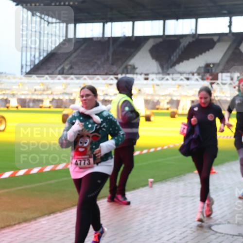 07.12.2025 - St. Pauli X-Mass-Run No. 15 Luisa Fischer http://msf.ph/oto/9380725 07.12.2025 10:41:57 Ziel 4773, 141, 259, 279, 322, 449, 545, 575, 1153, 1275, 2288, 2330, 2331, 2507, 2563, 3047, 3392, 3951, 4617 meine-sportfotos.de