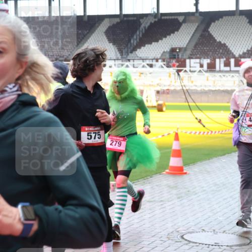 07.12.2025 - St. Pauli X-Mass-Run No. 15 Luisa Fischer http://msf.ph/oto/9380741 07.12.2025 10:41:59 Ziel 575, 279, 4871, 141, 259, 279, 322, 449, 575, 1153, 1266, 1275, 2288, 2330, 2331, 2507, 2563, 2829, 3047, 3392, 4617 meine-sportfotos.de