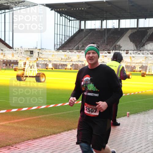 07.12.2025 - St. Pauli X-Mass-Run No. 15 Luisa Fischer http://msf.ph/oto/9380778 07.12.2025 10:42:08 Ziel 15, 2507, 2563, 141, 259, 279, 322, 575, 1266, 1275, 1674, 1675, 1676, 2288, 2330, 2331, 2507, 2563, 2829, 2831, 3047, 3392 meine-sportfotos.de