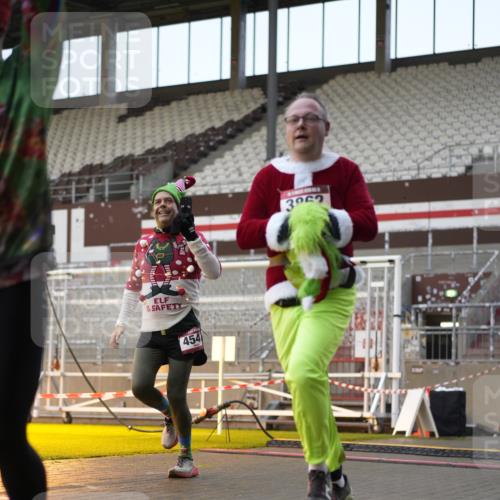 07.12.2025 - St. Pauli X-Mass-Run No. 15 Patografie http://msf.ph/oto/9380780 07.12.2025 10:18:38 Ziel 243, 264, 269, 721, 1034, 1607, 1671, 2152, 2631, 2925, 3520, 3862, 4521, 4522, 4524, 4547 meine-sportfotos.de