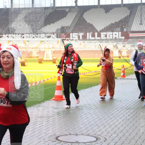 07.12.2025 - St. Pauli X-Mass-Run No. 15 Luisa Fischer http://msf.ph/oto/9380787 07.12.2025 10:09:22 Ziel 5, 212, 3907, 1176, 947, 1031, 19, 390, 707, 786, 789, 947, 1002, 1031, 1176, 1461, 1465, 1570, 1575, 1576, 2126, 2247, 2248, 2521, 3212, 3300, 3332, 3335, 3484, 3495, 3671, 3759, 3891, 3904, 3907, 4066, 4067, 4068, 4113, 4205, 4232, 4234, 4451, 4666 meine-sportfotos.de