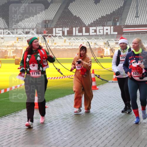 07.12.2025 - St. Pauli X-Mass-Run No. 15 Luisa Fischer http://msf.ph/oto/9380791 07.12.2025 10:09:23 Ziel 1176, 947, 390, 103, 1461, 19, 390, 707, 786, 789, 881, 896, 947, 960, 1002, 1031, 1176, 1461, 1465, 1570, 1575, 1576, 2126, 2247, 2248, 2521, 3212, 3300, 3332, 3335, 3484, 3495, 3671, 3759, 3891, 3904, 3907, 4066, 4067, 4068, 4113, 4205, 4232, 4234, 4451, 4666 meine-sportfotos.de