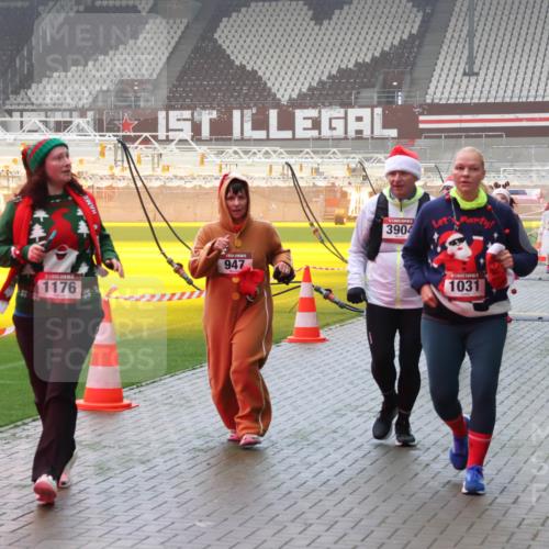 07.12.2025 - St. Pauli X-Mass-Run No. 15 Luisa Fischer http://msf.ph/oto/9380794 07.12.2025 10:09:23 Ziel 4, 1176, 947, 3904, 1031, 3484, 19, 390, 707, 786, 789, 881, 896, 947, 960, 1002, 1031, 1176, 1461, 1465, 1570, 1575, 1576, 2126, 2247, 2248, 2521, 3212, 3300, 3332, 3335, 3484, 3495, 3671, 3759, 3891, 3904, 3907, 4066, 4067, 4068, 4113, 4205, 4232, 4234, 4451, 4666 meine-sportfotos.de