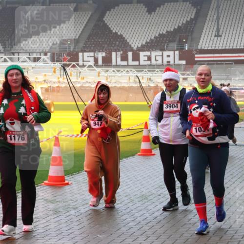 07.12.2025 - St. Pauli X-Mass-Run No. 15 Luisa Fischer http://msf.ph/oto/9380796 07.12.2025 10:09:23 Ziel 15, 1176, 947, 3904, 103, 3484, 19, 390, 707, 786, 789, 881, 896, 947, 960, 1002, 1031, 1176, 1461, 1465, 1570, 1575, 1576, 2126, 2247, 2248, 2521, 3212, 3300, 3332, 3335, 3484, 3495, 3671, 3759, 3891, 3904, 3907, 4066, 4067, 4068, 4113, 4205, 4232, 4234, 4451, 4666 meine-sportfotos.de