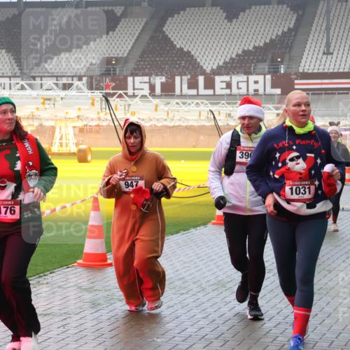 07.12.2025 - St. Pauli X-Mass-Run No. 15 Luisa Fischer http://msf.ph/oto/9380798 07.12.2025 10:09:24 Ziel 15, 1176, 947, 390, 1461, 5, 1031, 994, 348, 19, 390, 707, 786, 789, 881, 896, 947, 960, 1002, 1031, 1176, 1461, 1465, 1570, 1575, 1576, 2126, 2247, 2248, 2521, 3212, 3300, 3332, 3335, 3484, 3495, 3671, 3759, 3891, 3904, 3907, 4066, 4067, 4068, 4113, 4205, 4232, 4234, 4451, 4666 meine-sportfotos.de