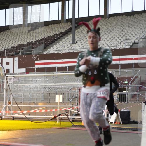 07.12.2025 - St. Pauli X-Mass-Run No. 15 Patografie http://msf.ph/oto/9380800 07.12.2025 10:18:39 Ziel 243, 264, 269, 721, 1034, 1607, 1671, 2152, 2631, 2925, 3862, 4521, 4522, 4524, 4547 meine-sportfotos.de