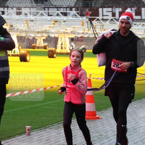 07.12.2025 - St. Pauli X-Mass-Run No. 15 Luisa Fischer http://msf.ph/oto/9380805 07.12.2025 10:42:31 Ziel 28, 116, 141, 279, 322, 968, 1266, 1438, 1674, 1675, 1676, 2157, 2261, 2288, 2563, 2829, 2831, 2931, 3042, 3399, 4045, 4046, 4441, 4622 meine-sportfotos.de