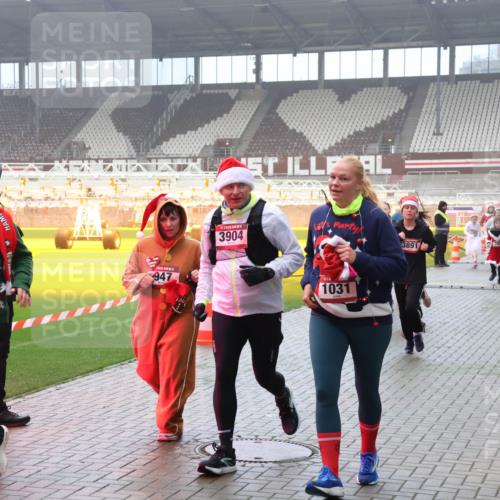 07.12.2025 - St. Pauli X-Mass-Run No. 15 Luisa Fischer http://msf.ph/oto/9380807 07.12.2025 10:09:25 Ziel 1176, 947, 3904, 3891, 1031, 19, 390, 707, 786, 789, 881, 896, 947, 960, 1002, 1031, 1176, 1461, 1465, 1570, 1575, 1576, 2126, 2247, 2248, 2521, 3212, 3300, 3332, 3335, 3484, 3495, 3671, 3759, 3891, 3904, 3907, 4066, 4067, 4068, 4113, 4205, 4232, 4234, 4451, 4666 meine-sportfotos.de