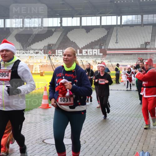 07.12.2025 - St. Pauli X-Mass-Run No. 15 Luisa Fischer http://msf.ph/oto/9380811 07.12.2025 10:09:25 Ziel 3904, 3891, 1, 1031, 786, 19, 390, 707, 786, 789, 881, 896, 947, 960, 1002, 1031, 1176, 1461, 1465, 1570, 1575, 1576, 2126, 2247, 2248, 2521, 3212, 3300, 3332, 3335, 3484, 3495, 3671, 3759, 3891, 3904, 3907, 4066, 4067, 4068, 4113, 4205, 4232, 4234, 4451, 4666 meine-sportfotos.de